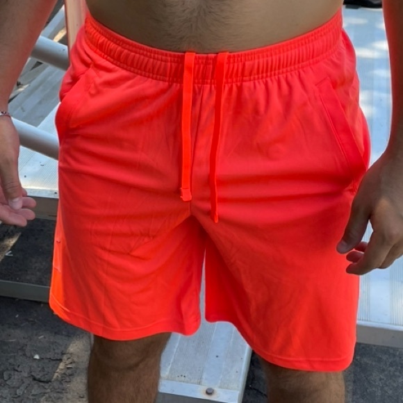 UNDER ARMOUR MEN NEON ORANGE SHORTS WORKOUT SPORT TRAINING RUNNING TECH GRAPHICS - Picture 4 of 17